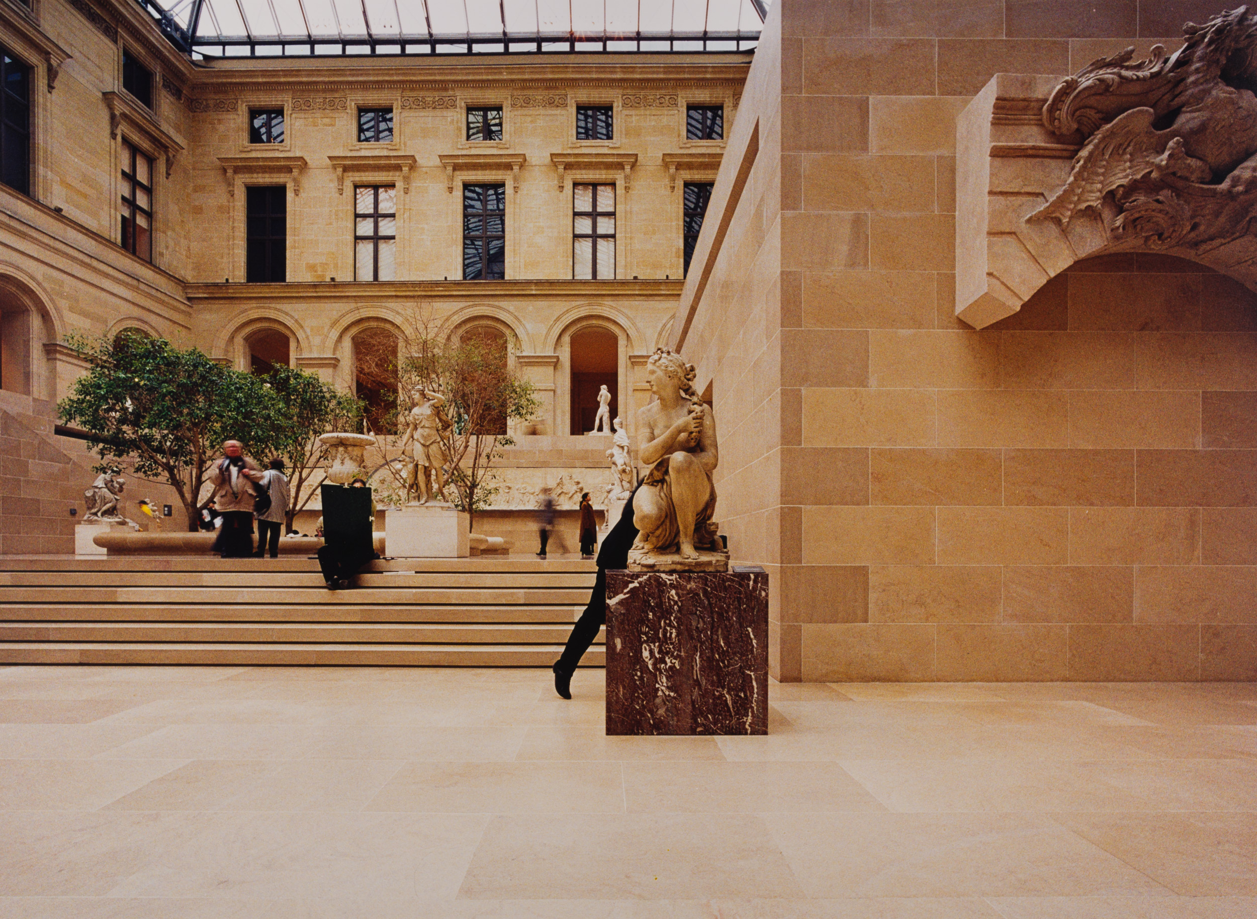 Aus der Serie "In unmittelbarer Nähe", Louvre, 2001