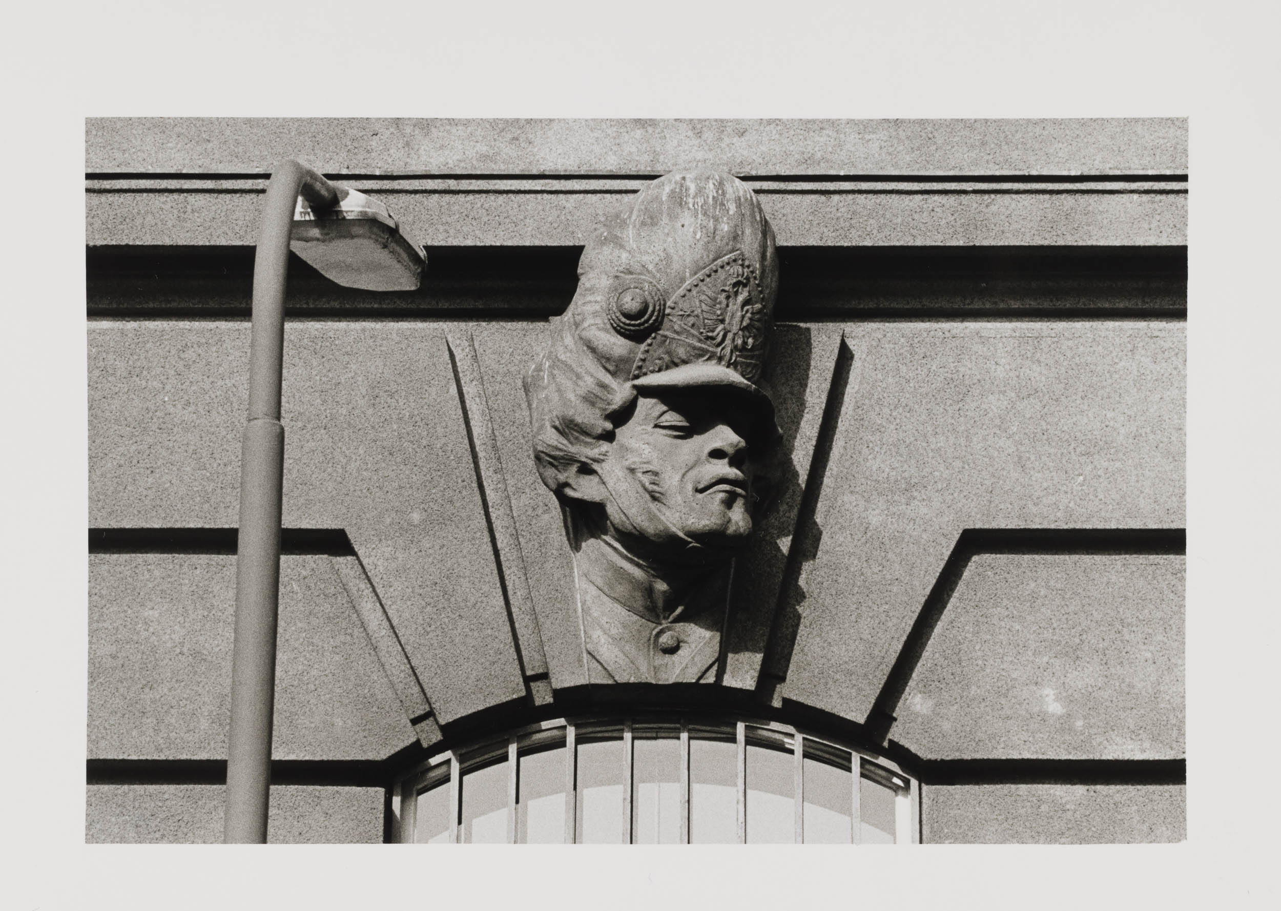 Feldmarschall Graf Radetzkys Standbild vor dem ehemaligen Kriegsministerium und Masken der Soldaten seiner Armee an der Fassade des Gebäudes (Teil eines Tableau)