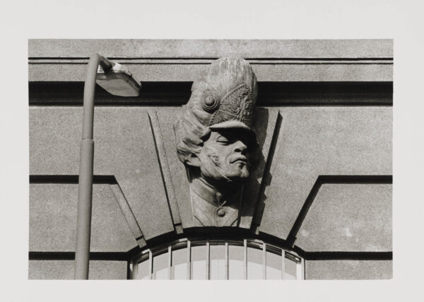 Feldmarschall Graf Radetzkys Standbild vor dem ehemaligen Kriegsministerium und Masken der Soldaten seiner Armee an der Fassade des Gebäudes (Teil eines Tableau)