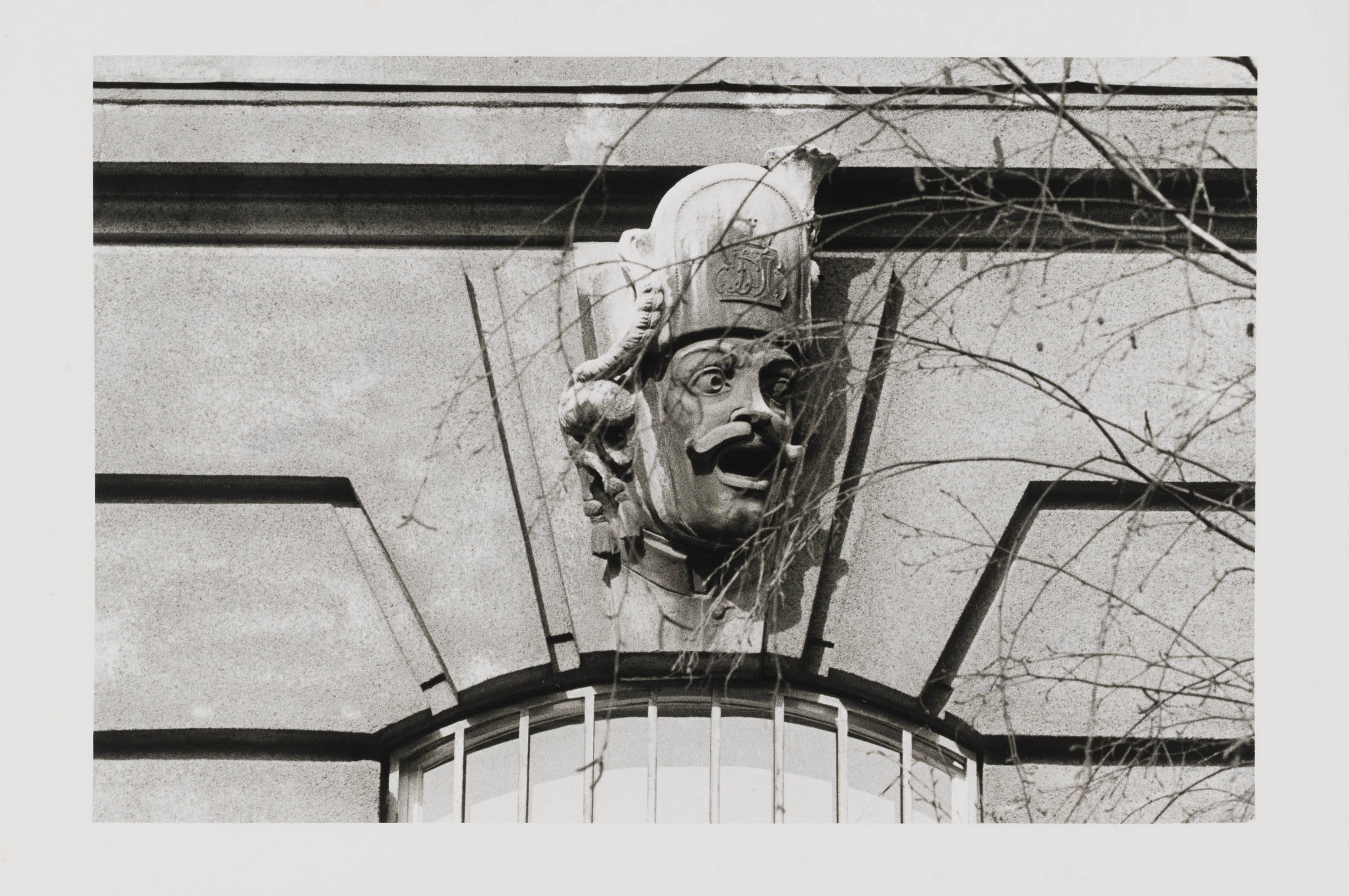 Feldmarschall Graf Radetzkys Standbild vor dem ehemaligen Kriegsministerium und Masken der Soldaten seiner Armee an der Fassade des Gebäudes (Teil eines Tableau)
