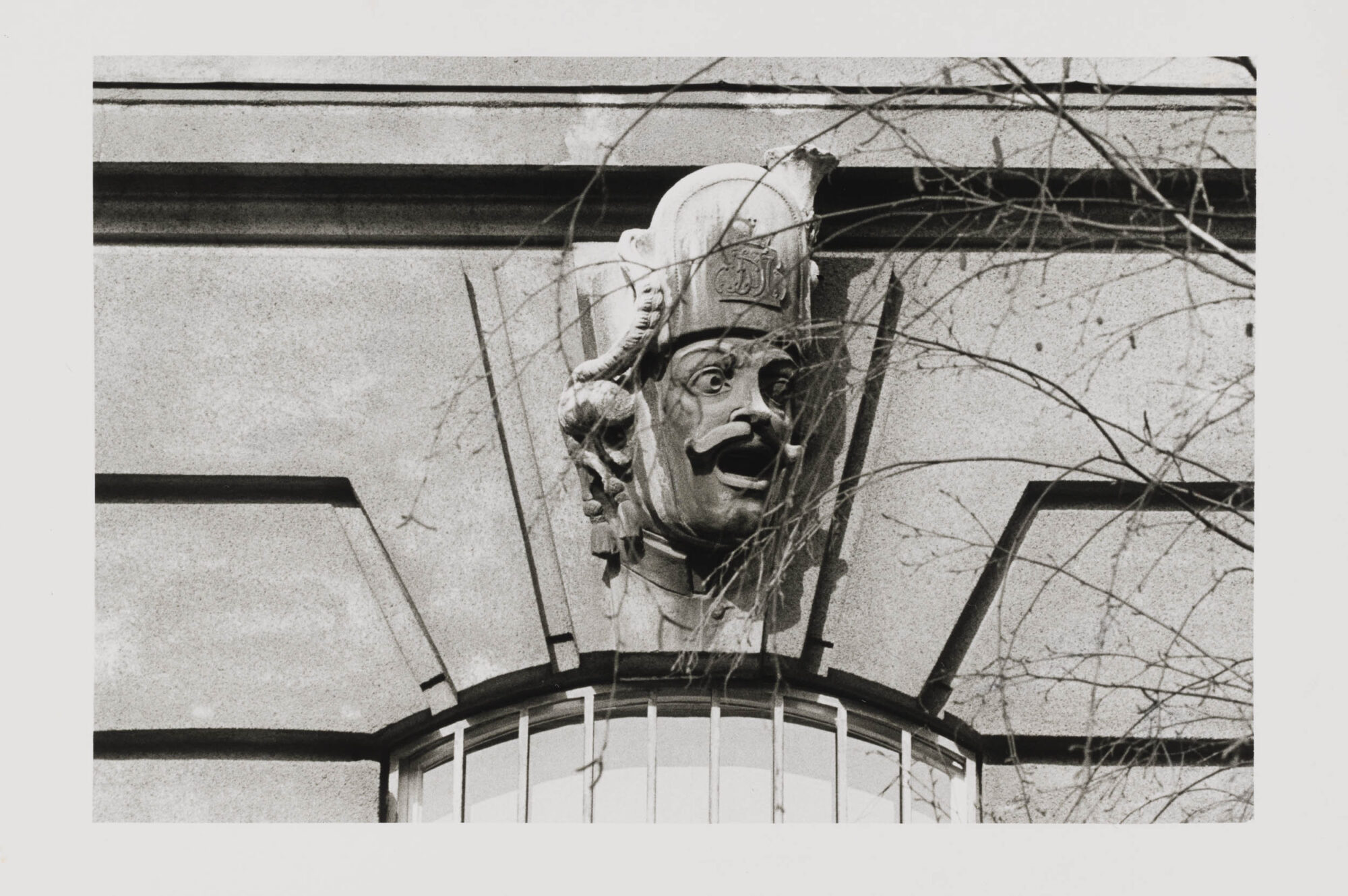 Feldmarschall Graf Radetzkys Standbild vor dem ehemaligen Kriegsministerium und Masken der Soldaten seiner Armee an der Fassade des Gebäudes (Teil eines Tableau)
