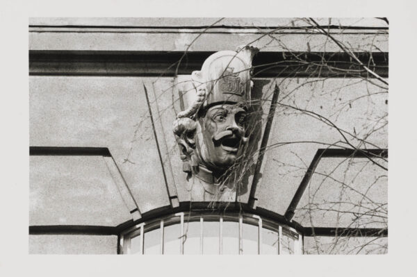Feldmarschall Graf Radetzkys Standbild vor dem ehemaligen Kriegsministerium und Masken der Soldaten seiner Armee an der Fassade des Gebäudes (Teil eines Tableau)