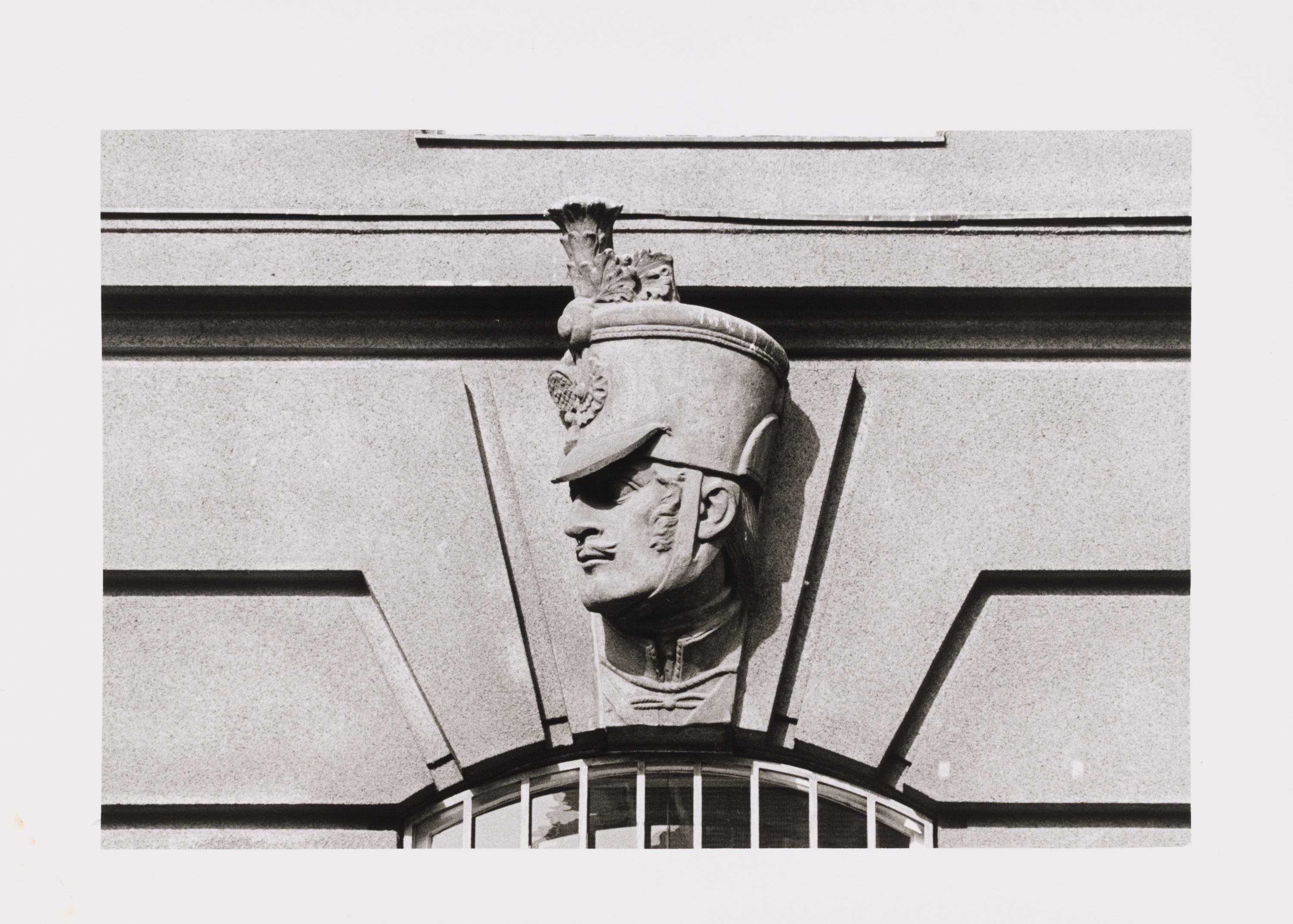 Feldmarschall Graf Radetzkys Standbild vor dem ehemaligen Kriegsministerium und Masken der Soldaten seiner Armee an der Fassade des Gebäudes (Teil eines Tableau)