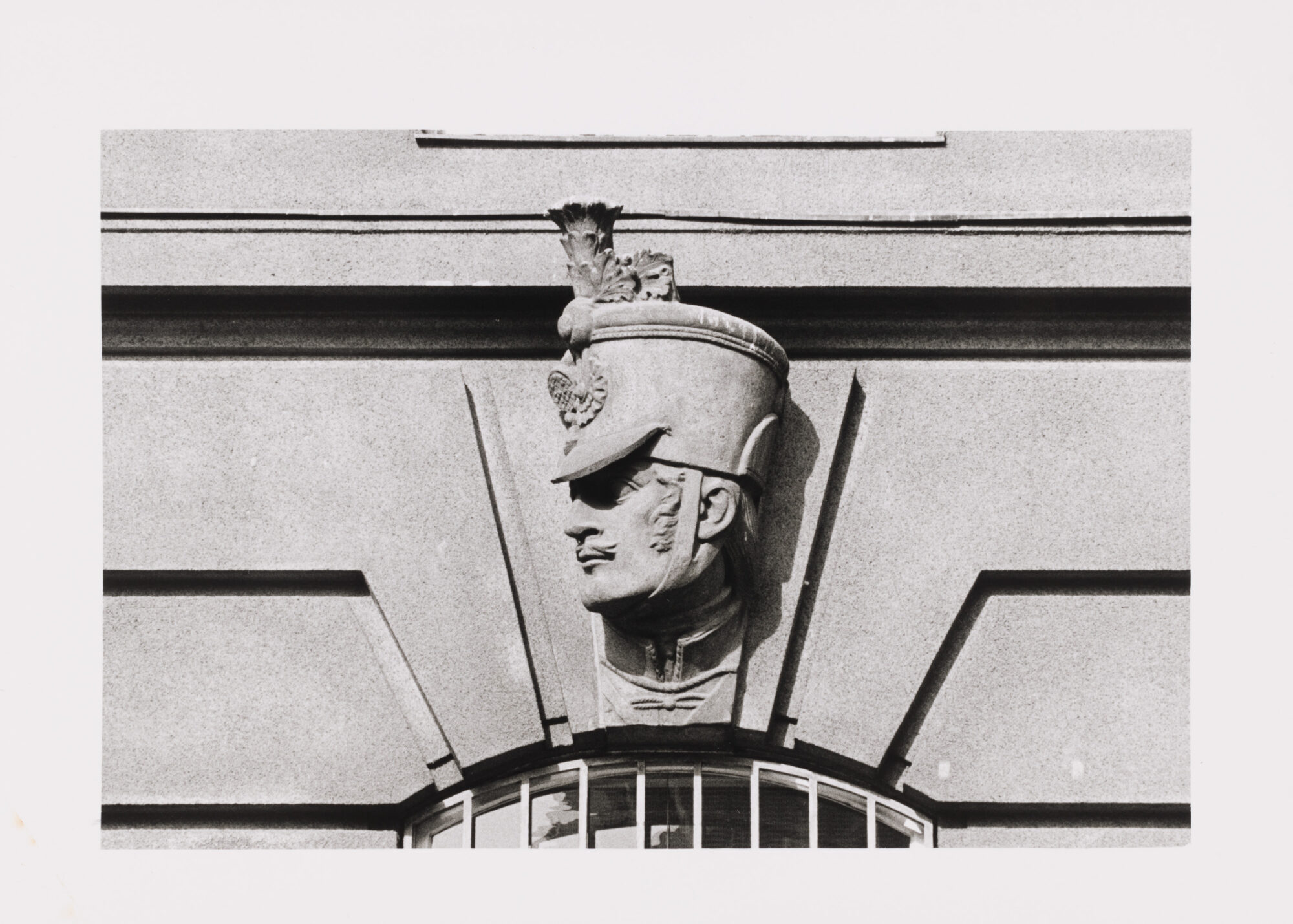 Feldmarschall Graf Radetzkys Standbild vor dem ehemaligen Kriegsministerium und Masken der Soldaten seiner Armee an der Fassade des Gebäudes (Teil eines Tableau)