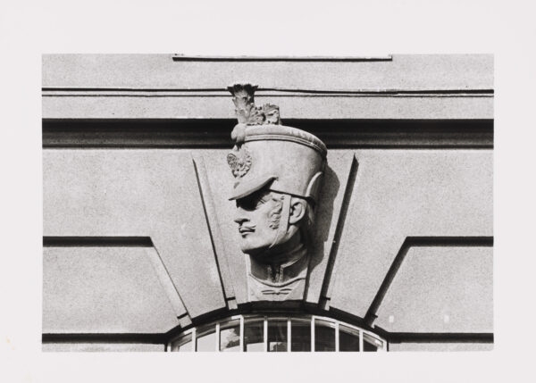 Feldmarschall Graf Radetzkys Standbild vor dem ehemaligen Kriegsministerium und Masken der Soldaten seiner Armee an der Fassade des Gebäudes (Teil eines Tableau)
