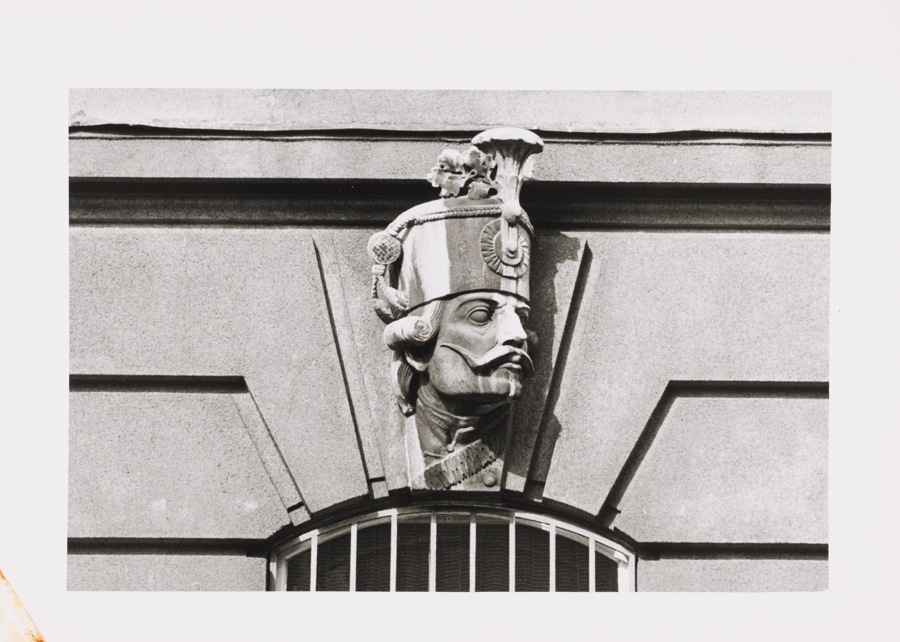 Feldmarschall Graf Radetzkys Standbild vor dem ehemaligen Kriegsministerium und Masken der Soldaten seiner Armee an der Fassade des Gebäudes (Teil eines Tableau)