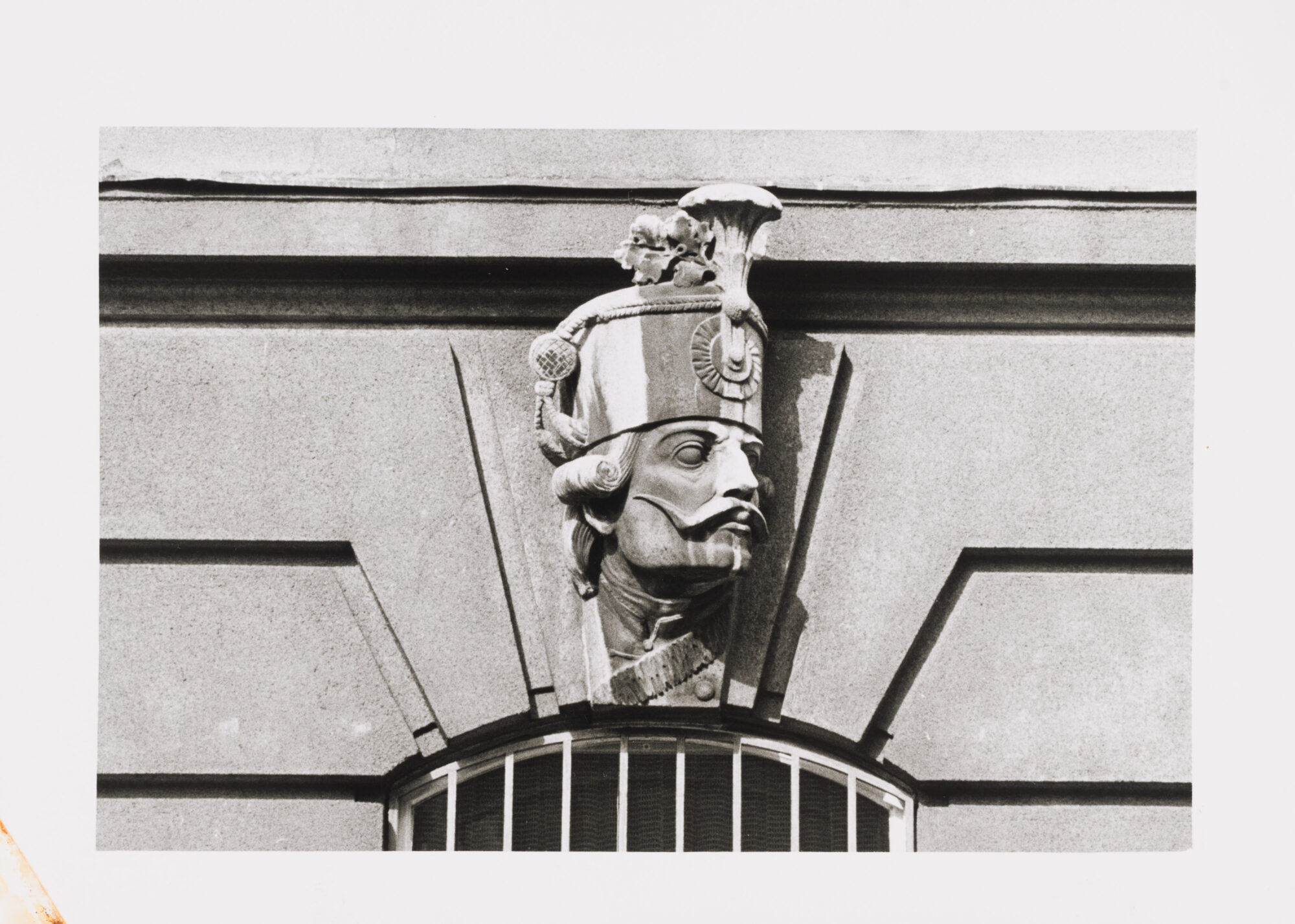 Feldmarschall Graf Radetzkys Standbild vor dem ehemaligen Kriegsministerium und Masken der Soldaten seiner Armee an der Fassade des Gebäudes (Teil eines Tableau)