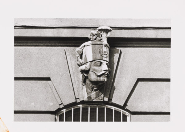 Feldmarschall Graf Radetzkys Standbild vor dem ehemaligen Kriegsministerium und Masken der Soldaten seiner Armee an der Fassade des Gebäudes (Teil eines Tableau)