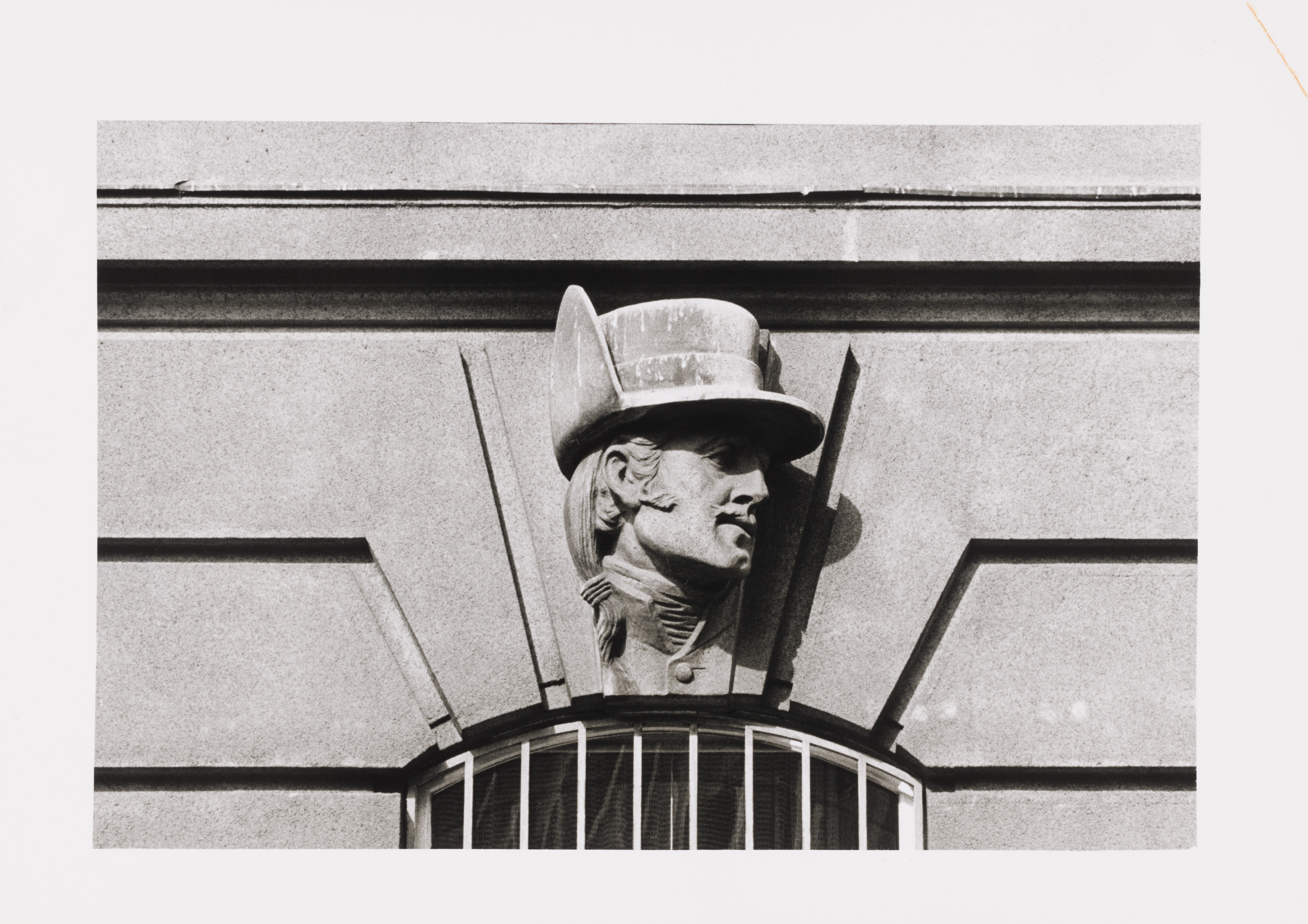 Feldmarschall Graf Radetzkys Standbild vor dem ehemaligen Kriegsministerium und Masken der Soldaten seiner Armee an der Fassade des Gebäudes (Teil eines Tableau)