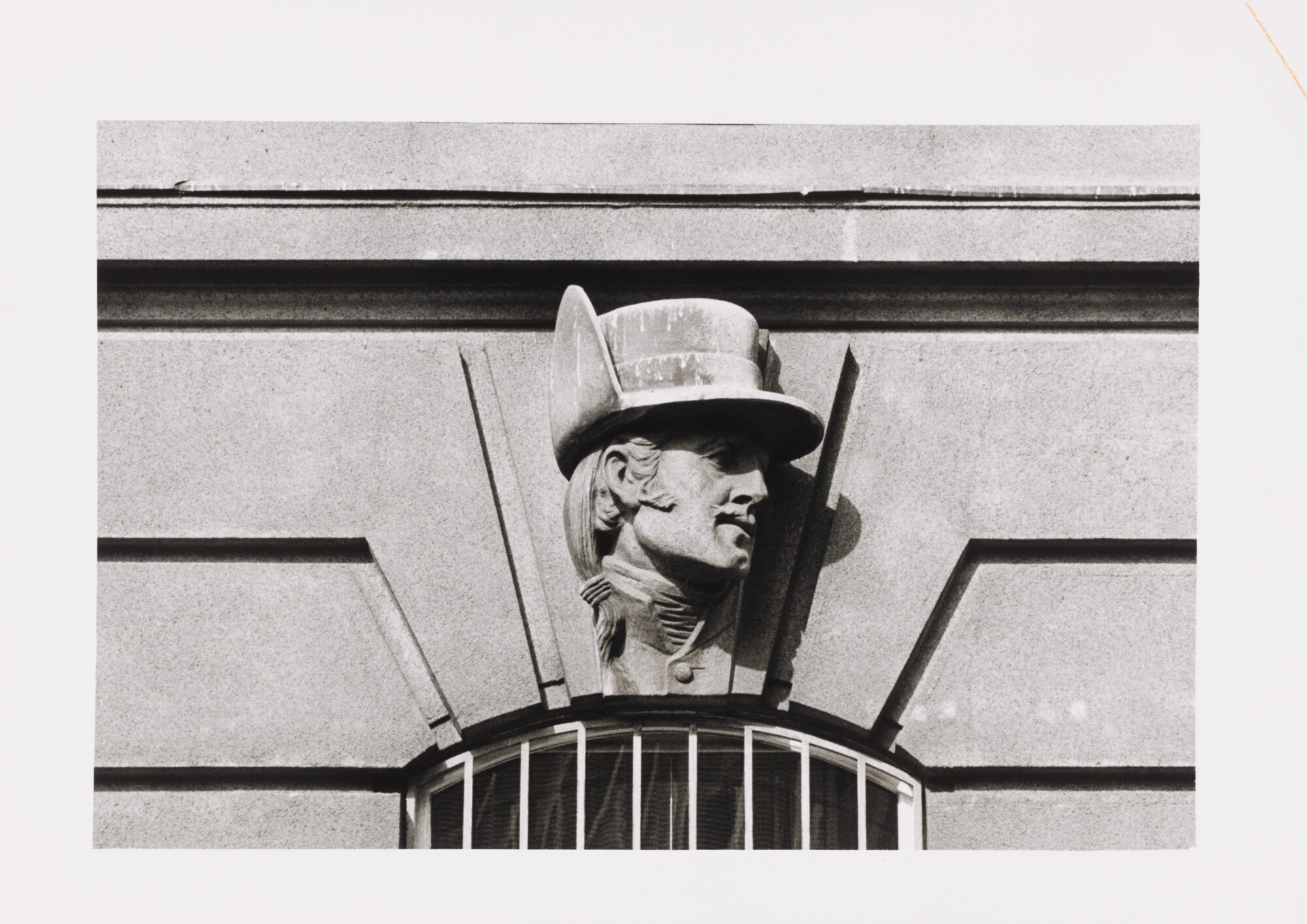 Feldmarschall Graf Radetzkys Standbild vor dem ehemaligen Kriegsministerium und Masken der Soldaten seiner Armee an der Fassade des Gebäudes (Teil eines Tableau)