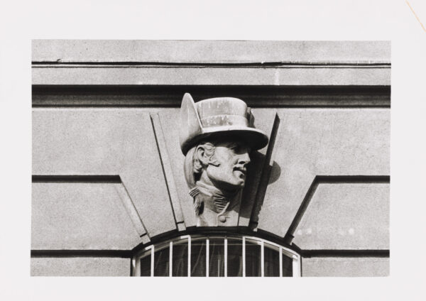 Feldmarschall Graf Radetzkys Standbild vor dem ehemaligen Kriegsministerium und Masken der Soldaten seiner Armee an der Fassade des Gebäudes (Teil eines Tableau)