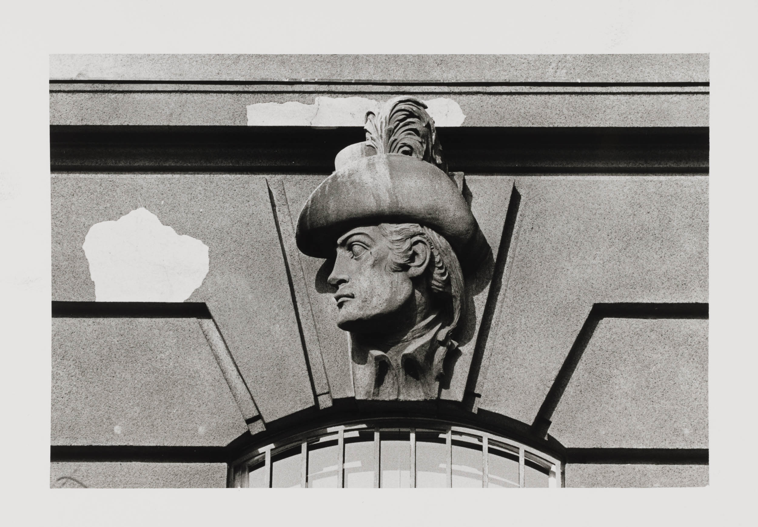 Feldmarschall Graf Radetzkys Standbild vor dem ehemaligen Kriegsministerium und Masken der Soldaten seiner Armee an der Fassade des Gebäudes (Teil eines Tableau)