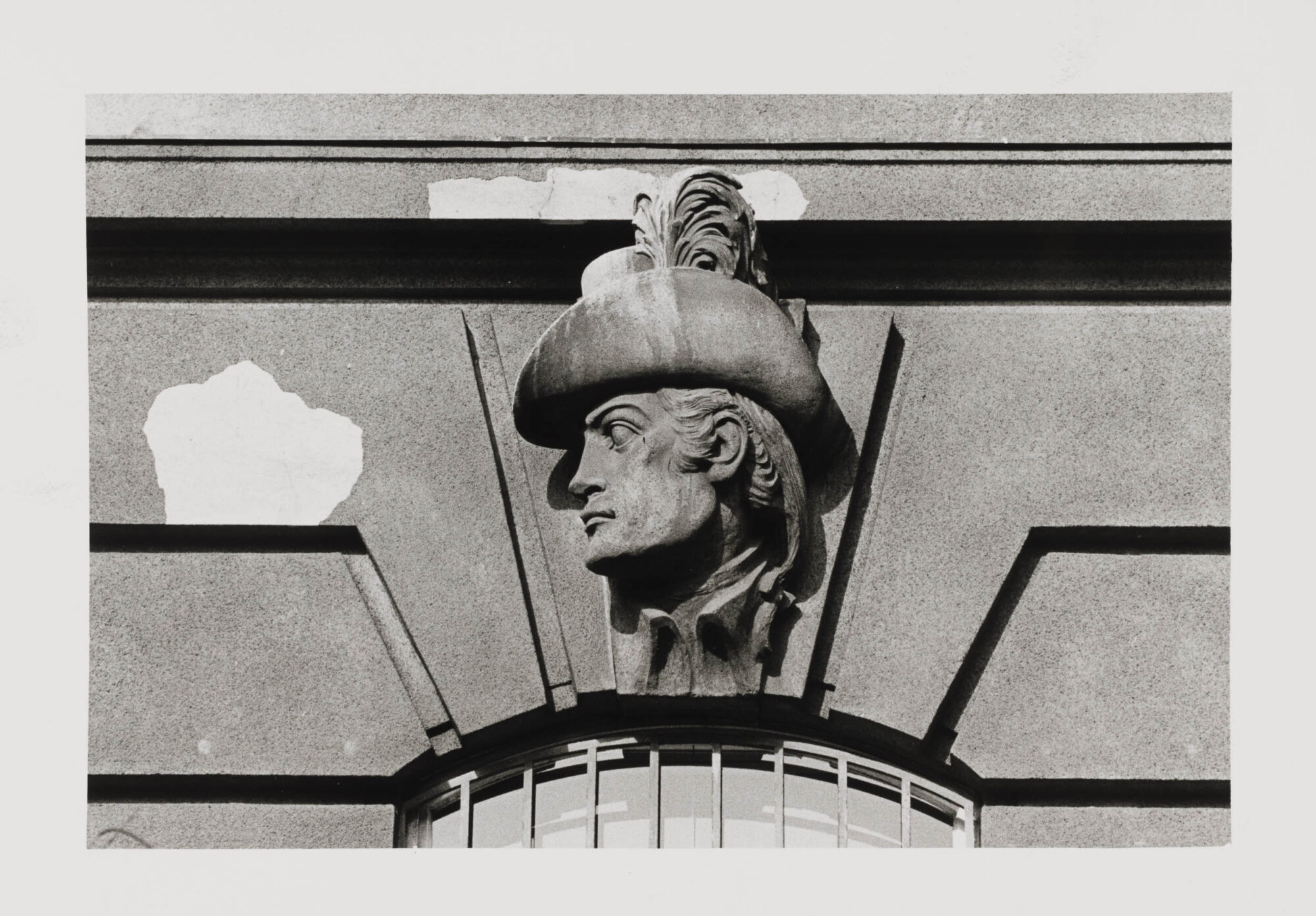 Feldmarschall Graf Radetzkys Standbild vor dem ehemaligen Kriegsministerium und Masken der Soldaten seiner Armee an der Fassade des Gebäudes (Teil eines Tableau)