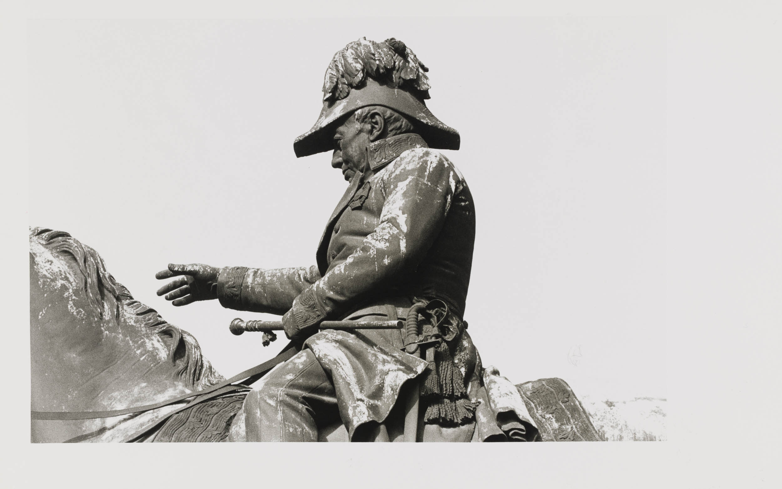 Feldmarschall Graf Radetzkys Standbild vor dem ehemaligen Kriegsministerium und Masken der Soldaten seiner Armee an der Fassade des Gebäudes (Teil eines Tableau)