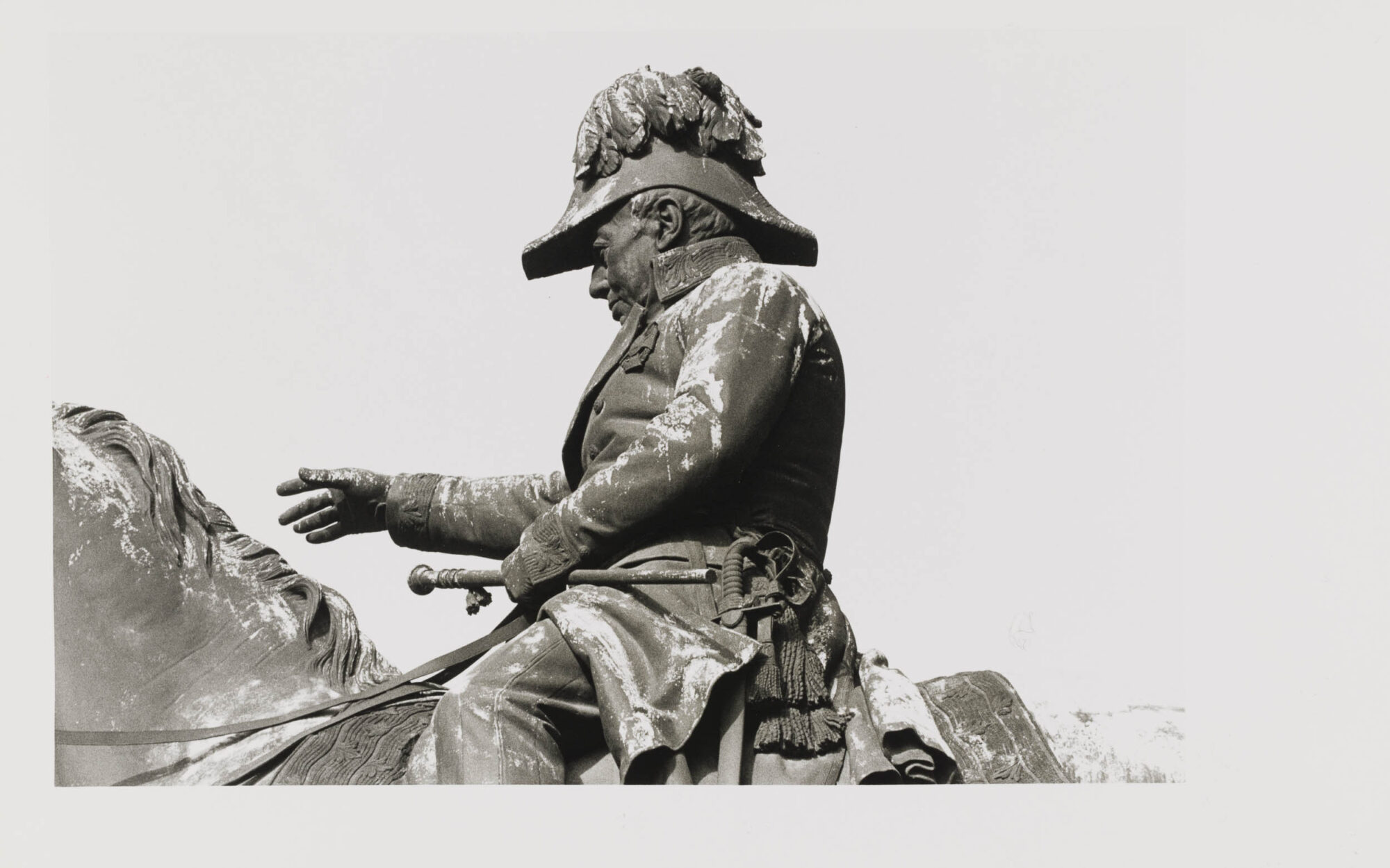 Feldmarschall Graf Radetzkys Standbild vor dem ehemaligen Kriegsministerium und Masken der Soldaten seiner Armee an der Fassade des Gebäudes (Teil eines Tableau)