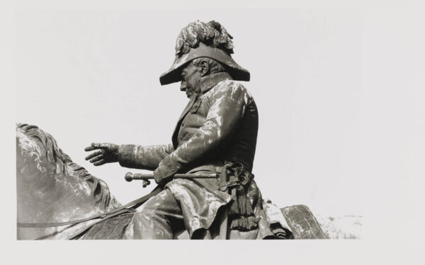 Feldmarschall Graf Radetzkys Standbild vor dem ehemaligen Kriegsministerium und Masken der Soldaten seiner Armee an der Fassade des Gebäudes (Teil eines Tableau)