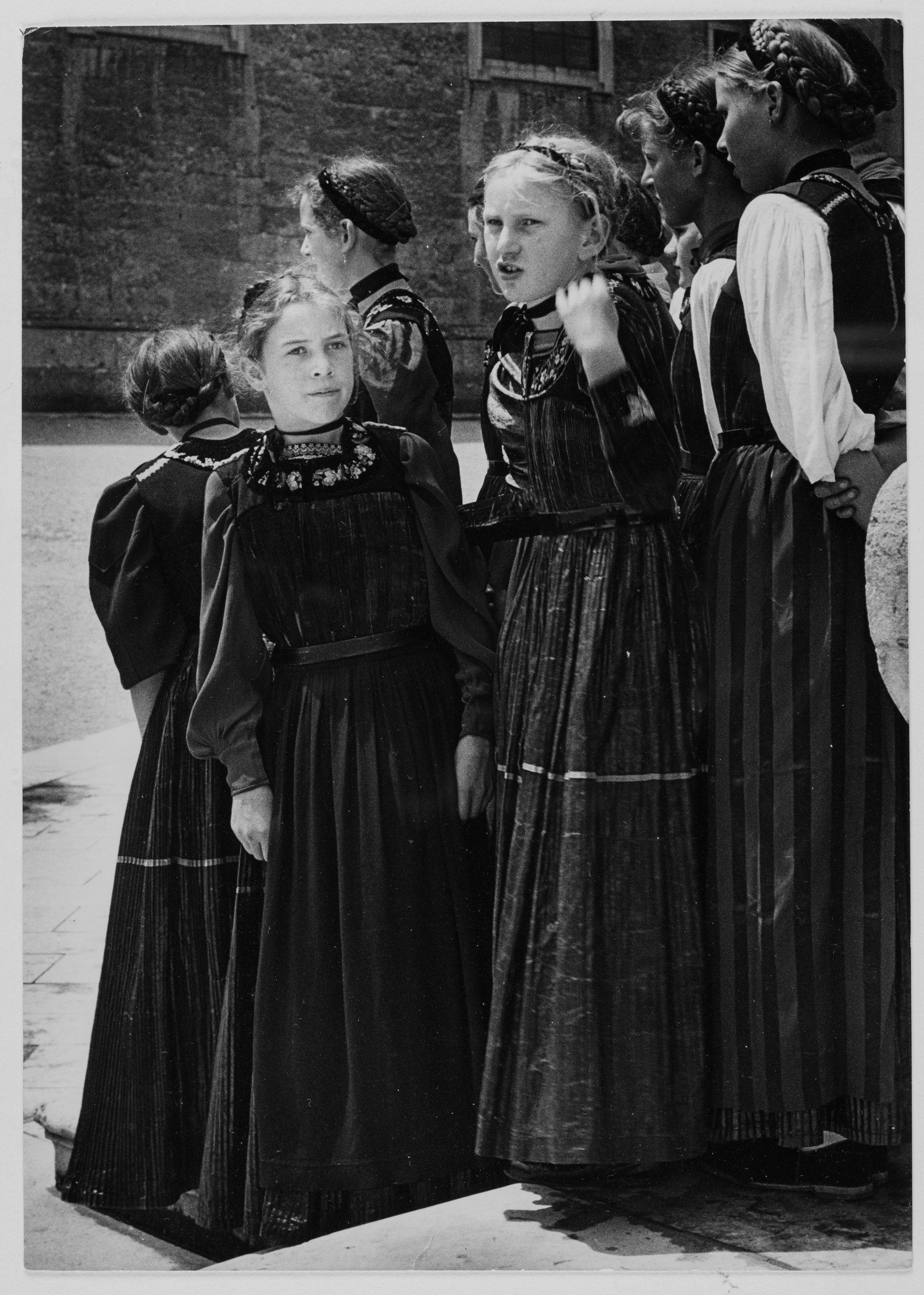 Mädchen in Vorarlberger Tracht Österreich, o.J.